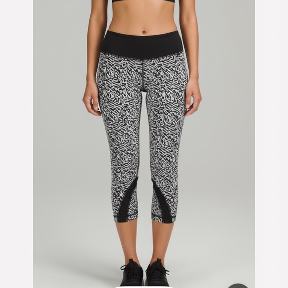 lululemon athletica Pants - LULULEMON inspire Crop Legging Geometric. Size 6